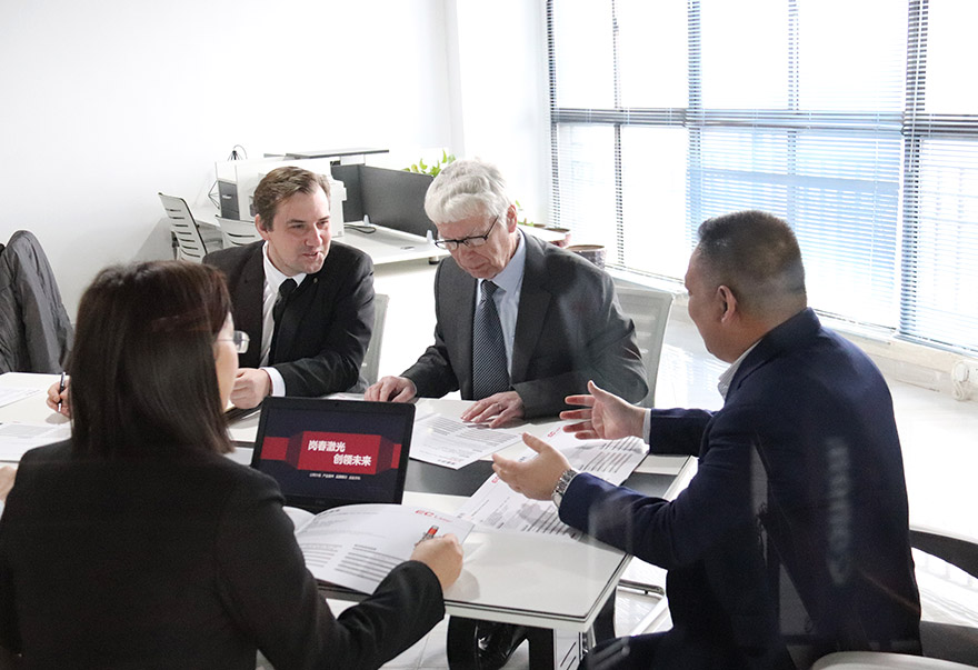 與國外客戶會議洽談 與國外客戶會議洽談