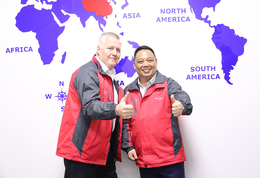 與國外研發工程師合影